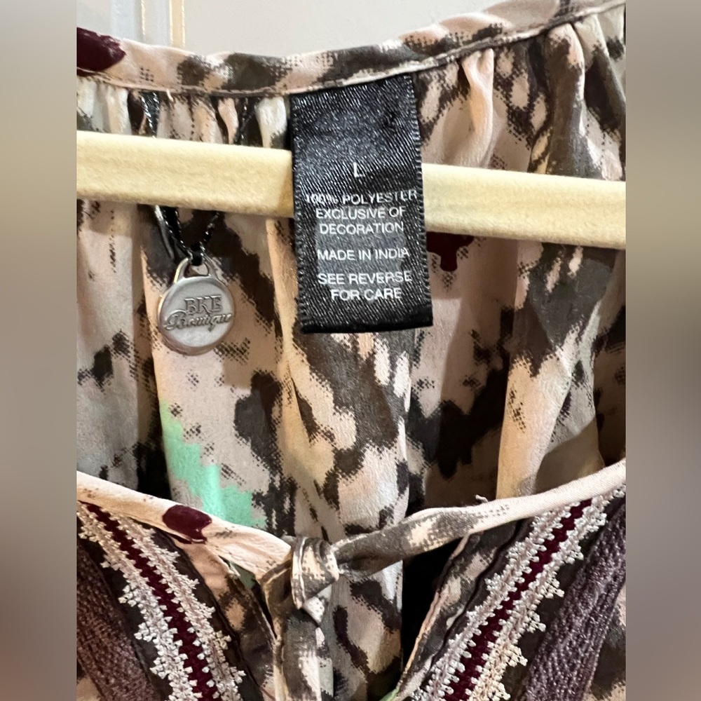 BKE Buckle Multicolor Patterned Blouse - EUC • Large - Picture 3 of 6